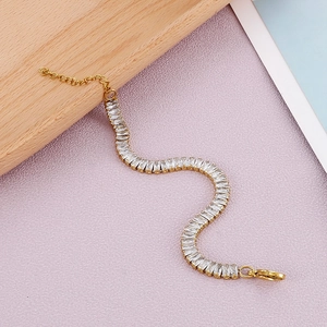 Détail du bracelet chaîne serpent avec zircone carrée et fermoir mousqueton