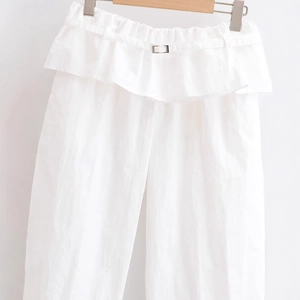 Pantalon blanc minimaliste à taille haute avec volants et boucle métallique décorative