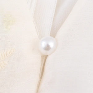 Robe à fleurs col en V manches bouffantes en tulle blanc cassé avec détail bouton perle