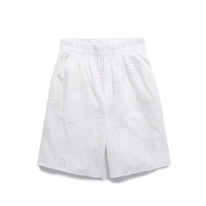 Short blanc femme avec broderie anglaise, taille élastique et motifs floraux