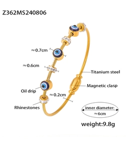 Dettaglio del bracciale occhio del diavolo in acciaio al titanio placcato oro 18k con magnete