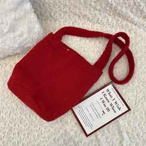 Vue de dessus du sac seau en peluche rouge vif avec texture douce sur fausse fourrure