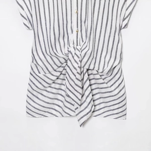 Camicia casual da donna a righe blu con nodo anteriore e bottoni dorati in lino