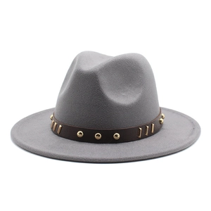 Dettaglio cappello fedora grigio con cinturino in pelle marrone e borchie dorate