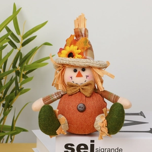 Dettaglio dello gnomo del raccolto con girasole e cappello di paglia sui libri