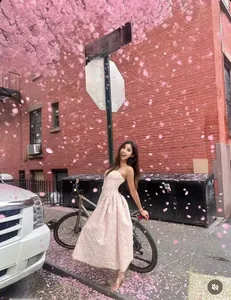 Dettaglio del vestito lungo jacquard a fiori rosa con spalline sottili e vita stretta