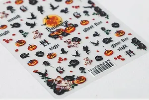 Détail macro de stickers ongles 5D Halloween avec citrouilles et gouttes de sang