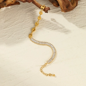 Bracelet chaîne groin de porc doré avec zircons rectangulaires sur fond de pierre