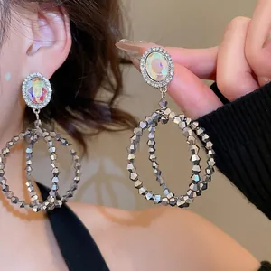 Boucles d'oreilles vintage en argent avec cercles de cristal et strass brillants