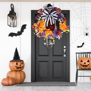 Ghirlanda di Halloween con scheletro e scritta Happy Halloween su porta nera