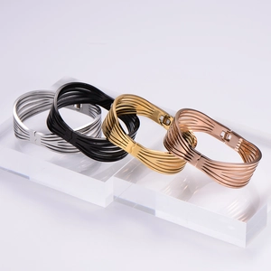 Bracelets multicouches élégants en métal doré, argenté, noir et or rose avec lignes évidées