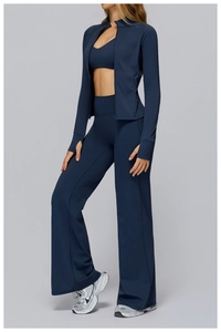 Détail d'ensemble yoga bleu marine avec veste zippée à col montant et pantalon évasé