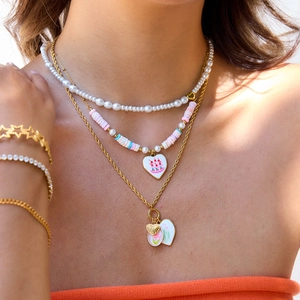 Collier à trois rangs en acier titane avec perles, cœurs et pendentifs coquillages