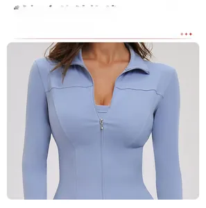 Detail der eng anliegenden Yoga-Jacke mit Stehkragen und geschwungener Brustnaht