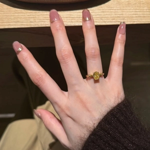 Luxuriöser 24k vergoldeter Ring mit gelbem ovalem Zirkonia am Finger getragen