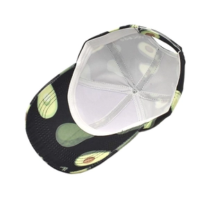 Vue intérieure de la casquette noire avec imprimé avocat et doublure en maille blanche