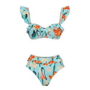 Dettaglio del top bikini a balze e slip a vita alta con stampa floreale blu tropicale
