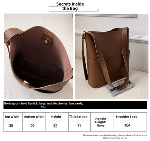 Detaillierte Maße der großen minimalistischen Beuteltasche mit Angaben zu Größe und Gurtlänge