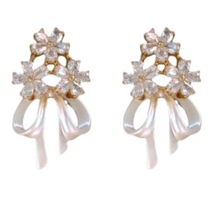Boucles d'oreilles nœuds fleurs dorées avec des accents floraux étincelants en zircon