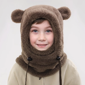 Détail de cagoule en peluche marron pour enfant avec oreilles d'ours et cordon