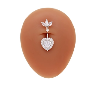 Détail macro du piercing de nombril en zircon en forme de cœur avec fleur en cristal