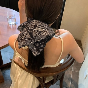 Chouchou en coton à motif cachemire bleu foncé présenté sur une coiffure en queue de cheval