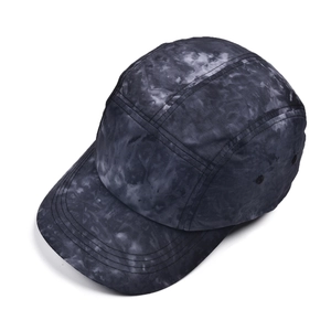 Vue détaillée d'une casquette camper tie-dye 5 pans avec motif marbré noir et gris