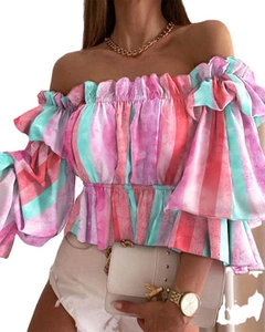 Detail der bunt gestreiften schulterfreien Bluse mit Rüschenärmeln und Taillendesign