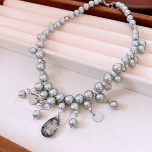 Elegante collana di perle di vetro grigie con ciondolo a goccia e dettagli in frange