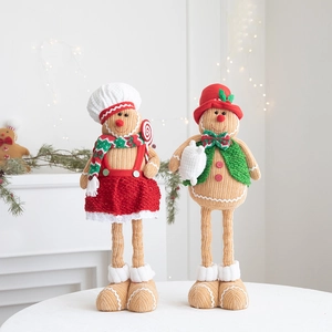 Charmante paire de bonshommes de pain d'épice tricotés pour décoration de Noël festive
