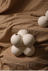 Detailansicht der mattweißen Keramik-Blasen-Vase im minimalistischen Kugel-Design