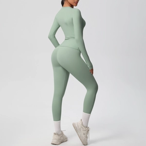 Vista laterale dettagliata del set da yoga verde chiaro che mostra la vestibilità