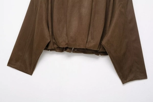 Détail de la veste bomber marron en suédine avec fermeture zippée et ourlet élastique