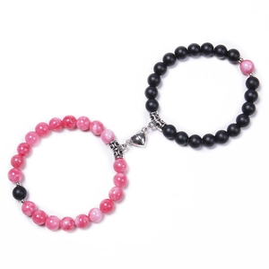 Vue détaillée du fermoir magnétique en cœur sur bracelets pour couples en perles de pierre