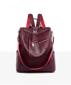 Vista frontale dettagliata dello zaino in pelle PU bordeaux con borchie in metallo argento