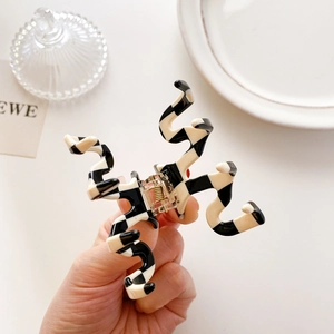 Minimalist checkerboard hair claw clip with geometric wavy design for girls