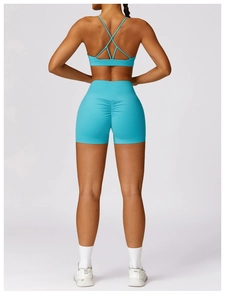 Vue détaillée du short de yoga taille haute avec effet froncé et tissu respirant extensible