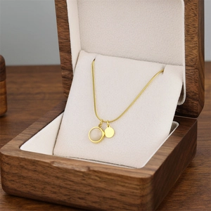 Collana in acciaio al titanio dorato con pendenti occhio di gatto in scatola di gioielli