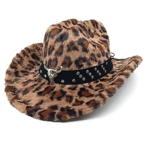 Vue détaillée du chapeau de cowboy en peluche léopard avec ornement crâne de taureau