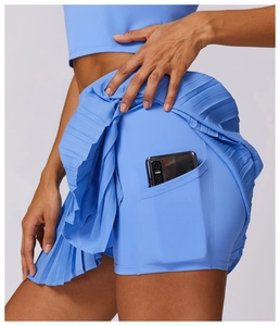 Détail de la jupe-short de sport plissée bleu brume avec poche intérieure pour téléphone
