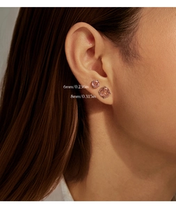 Gros plan de boucles d'oreilles en argent rose avec pierres roses en 6mm et 8mm
