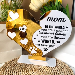 Detail of acrylic heart plaque with gold mirror mom text and custom name on woven mat