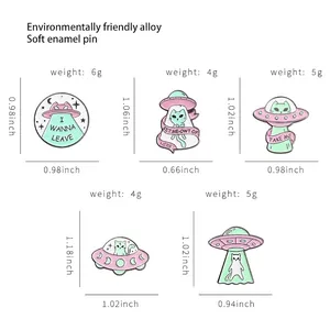 Guide des tailles pour 5 pin's en émail chat et OVNI avec dimensions et poids précis