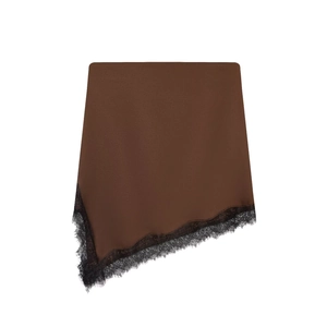Gonna marrone asimmetrica con pizzo nero per un outfit estivo elegante e moderno