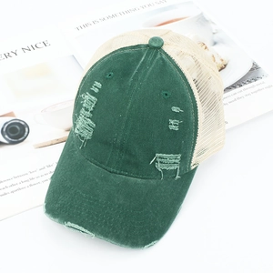 Vintage gewassen donkergroene trucker pet met ademend mesh en distressed details op de klep
