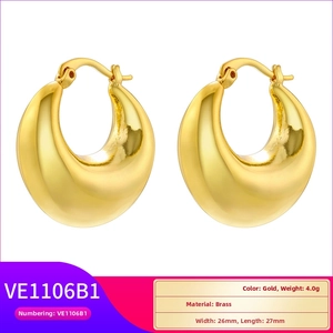 Detailed size and weight specs for chunky gold brass hoop earrings measuring 26mm x 27mm