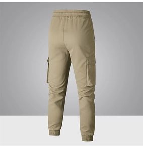 Vista posteriore dei jogger kaki con vita elastica e grandi tasche con patta