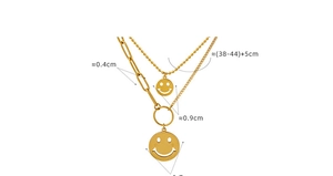 Detalle del collar de doble capa dorado con colgantes de caritas y cadena de bolas