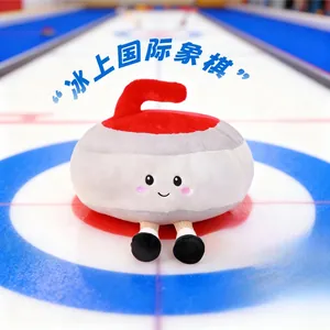 Gros plan d'une peluche de pierre de curling avec visage souriant sur une patinoire