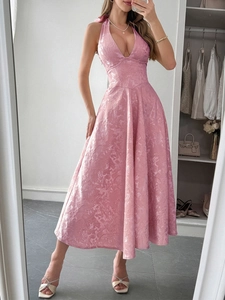 Dettaglio dell'abito midi in jacquard rosa con scollo all'americana e scollo a V nel guardaroba
